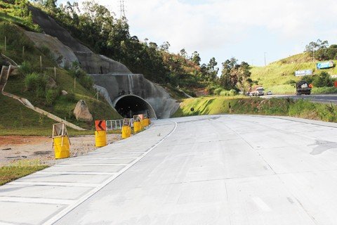 e-inconcebivel-estar-pronto-e-nao-liberado-1 Hoje estão em execução as obras complementares, que incluem a ligação rodoviária com o túnel, pontes e marginais, novas passarelas e passagens inferiores. - Foto: Jailson Vieira/Notisul.