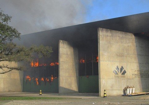 estrutura-e-novamente-incendiada-1 Foto:Felipe Zapelini/Divulgação/Notisul
