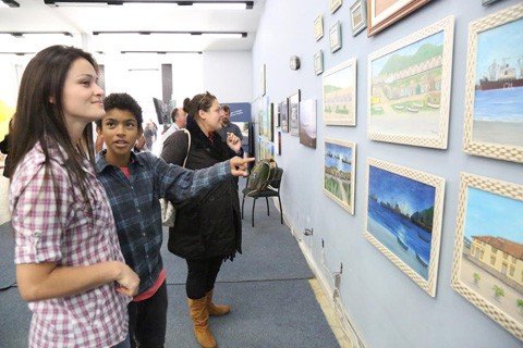 fotos-e-quadros-estao-em-exposicao-1 A mostra possui fotos antigas e recentes de pintores e fotógrafos, cada um com o seu olhar sobre a cidade - Foto:Prefeitura de Imbituba/Divulgação/Notisul