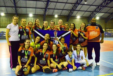 handebol-conquista-vaga-no-estadual-1 A equipe tubaronense é treinada pelos professores Antônio Paulo Nascimento e Juliana Nandi - Foto:FME Tubarão/Divulgação/Notisul
