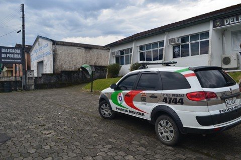 homem-e-preso-apos-agredir-esposa-1 O homem de 27 anos deverá responder por agressão - Foto:Polícia Civil de Orleans/Divulgação/Notisul