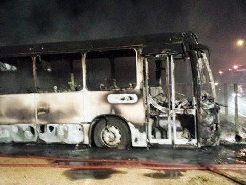 inquerito-sera-enviado-em-30-dias-1 Em uma madrugada de outubro do ano passado, este ônibus foi incendiado em uma garagem no bairro Araçatuba, próximo à BR-101, em Imbituba - Foto:Divulgação/Notisul