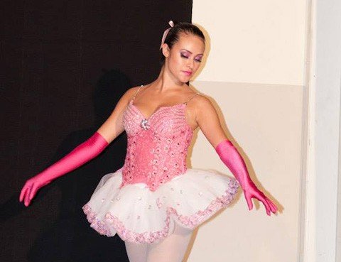 jovem-e-selecionada-para-concurso-1 Após ser aluna na Cia de Ballet Laura Macedo, Ana virou professora e exerce a atividade há sete anos. Mas desde pequena, aos 4, a jovem fez da dança a sua paixão. Hoje, ela dá aulas de ballet clássico e zumba