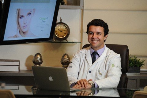 nova-tecnica-garante-resultados-mais-naturais-1 O especialista em cirurgia plástica, Samuel Orige, é pioneiro no uso do procedimento no sul - Foto:Jorge Zappelini/Divulgação/Notisul