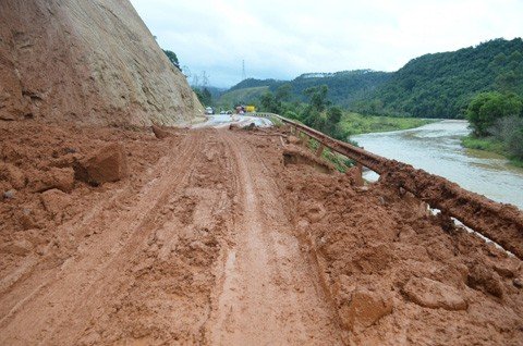 novo-deslizamento-e-registrado-1 Em 23 dias, foram quatro deslizamentos. A defensa metálica foi danificada e uma parte do asfalto está cedendo - Foto:Stéphanie Piava/Ligado no Sul/Divulgação/Notisul