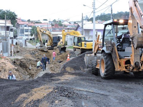 obra-de-desobstrucao-e-realizada-1 São realizadas a retirada dos tubos e a desobstrução de areia do interior da rede - Foto:Christian Ayala/Prefeitura de Tubarão/Divulgação/Notisul