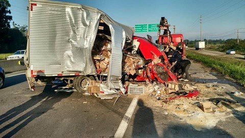 passageiro-morre-em-colisao-traseira-1 O passageiro do caminhão baú morreu na hora e o motorista, irmão da vítima, ficou gravemente ferido - Foto:Juan Todescatt/Divulgação/Notisul