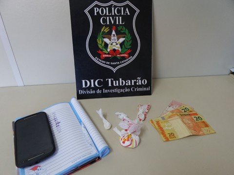 professor-e-preso-em-flagrante-1 Com o docente os policiais encontraram cocaína e anotações de narcotraficância - Foto:DIC de Tubarão/Divulgação/Notisul