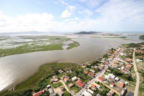 propostas-serao-apresentadas-1 As comunidades localizadas na beira da lagoa, como Ponta da Barra, receberam maquetes de intervenções urbanas - Foto:Geraldo Gê/Prefeitura de Laguna/Divulgação/Notisul