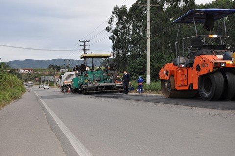 Em pontos críticos é retirado o antigo pavimento asfáltico para a colocação de uma nova camada  -  Foto: Chênia Cenci/SDR Braço do Norte/Divulgação/Notisul