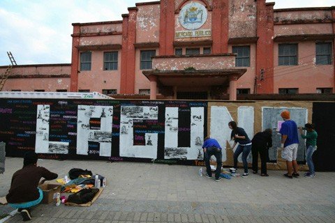 restauracao-ficara-pronta-em-um-ano-1 Por trás das paredes de madeira, homens trabalham na fase de acabamento para manter as características da arquitetura açoriana, nas paredes e janelas - Foto:Prefeitura de Laguna/Divulgação/Notisul