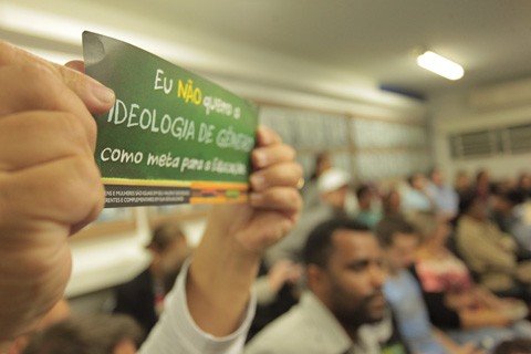 Sem ‘ideologia de gênero’, projeto é aprovado
