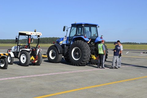 tecnicos-da-anac-realizam-vistoria-1 Todo o trabalho é realizado em área restrita do aeroporto - Foto:Eduardo Zabot/SDR Tubarão/Divulgação/Notisul
