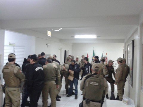 11-pessoas-sao-presas-por-trafico-de-drogas-1 A Operação Região Mais Segura foi deflagrada para coibir o tráfico de entorpecentes - Foto:Polícia Militar de Braço do Norte/Notisul