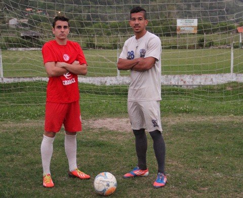 a-tao-esperada-busca-pelo-acesso-1 Lucas Alexandrino (E) e Yan Kalley saíram das categorias de base dos times tubaronenses para ganhar o mundo na modalidade esportiva que mais amam, o futebol - Foto:Jailson Vieira/Notisul