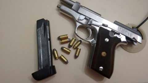 abordagens-resultam-em-apreensao-de-arma-e-moto-1 Esta é a 27ª arma apreendida pela Polícia Militar neste ano, no município - Foto:Polícia Militar de laguna/Divulgação/Notisul