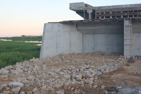 acesso-de-tubarao-ja-pode-ser-construido-1 As pedras e o aterro foram recolocados no local - Foto:Tayná Rosick/Prefeitura de Tubarão/Divulgação/Notisul