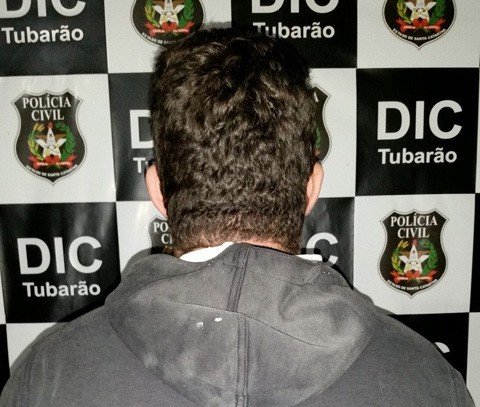 acusado-pelo-crime-e-preso-1 O acusado conduzia um caminhão a trabalho quando foi preso pelo crime ocorrido em 2010 - Foto:Divisão de Investigação Criminal de Tubarão/Divulgação/Notisul