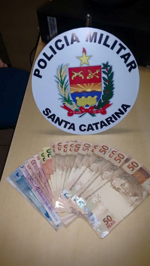 apos-furtar-em-residencia-suspeito-e-detido-1 O dinheiro furtado na residência estava com o ladrão. - Foto? Guarnição Especial da PM de Braço do Norte/Divulgação/Notisul.