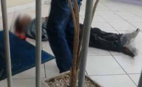 assaltante-e-agredido-por-moradores-1 O rapaz apanhou de um grupo de pessoas que passava pelo local e presenciou a violência contra a funcionária - Foto:Divulgação/Notisul