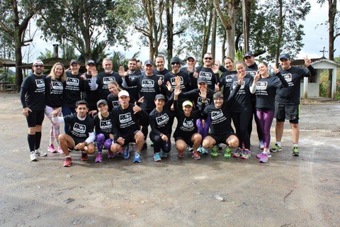 atletas-de-tubarao-chegam-ao-topo-1 A chuva e o frio não desanimaram o grupo que percorreu dez quilômetros até o topo da serra - Foto:KBS Assessoria/Notisul