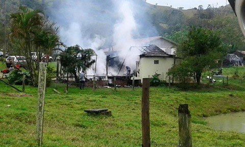 casa-e-atingida-por-raio-1 Os moradores da localidade auxiliaram os bombeiros e os proprietários no combate ao fogo - Foto:Thiago Esmeraldino/Divulgação/Notisul