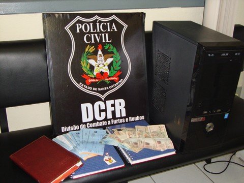 casal-de-estelionatarios-e-localizado-1 Na residência do casal, além do dinheiro falso, os policiais também encontraram agendas e um computador utilizado nos crimes
