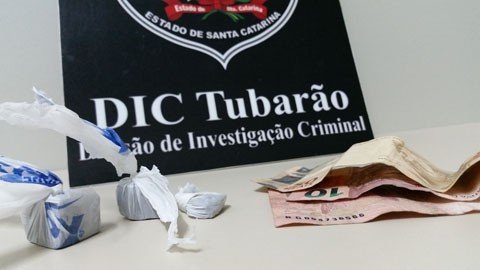 casal-e-preso-por-trafico-1 Na casa da dupla, os policiais encontraram drogas e uma pequena quantidade em dinheiro - Foto:Divisão de Investigação Criminal de Tubarão/Notisul