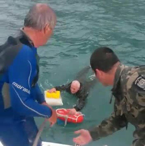 dois-homens-sao-resgatados-em-ilha-1 Durante o resgate, os policiais jogaram boias aos pescadores que estavam na ilha - Foto:Polícia Militar Ambiental/Divulgação/Notisul