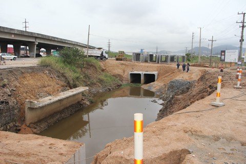 No local é possível observar trabalhadores e máquinas bem distantes da BR-101, na abertura de uma nova estrada