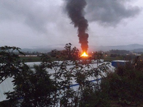 empresa-de-reciclagem-e-atingida-pelas-chamas-1 Um incêndio atingiu novamente a empresa de reciclagem, queimada totalmente no ano passado - Foto:Divulgação/Notisul