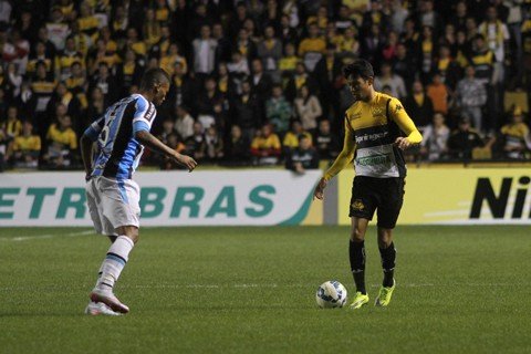 gremio-elimina-o-criciuma-1 O atacante Lucca do Criciúma bem que tentou em jogada individual passar pela barreira gremista, porém sem sucesso na jogada - Foto:Fernando Ribeiro/ Criciúma E.C./Divulgação/Notisul