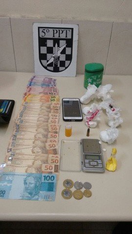 homem-e-detido-por-realizar-tele-entrega-1 Com o suspeito foram encontrados cocaína, dinheiro, munição de calibre 32 e um celular - Foto:Polícia Militar de Tubarão/Divulgação/Notisul