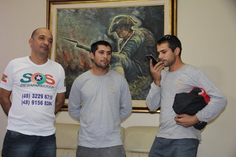 irmaos-se-comunicam-apos-20-anos-1 Marciano conversou com a irmã por telefone, assim como Mário César e o major Marcus Roberto (E) - Foto:Thiago Esmeraldino/Divulgação/Notisul