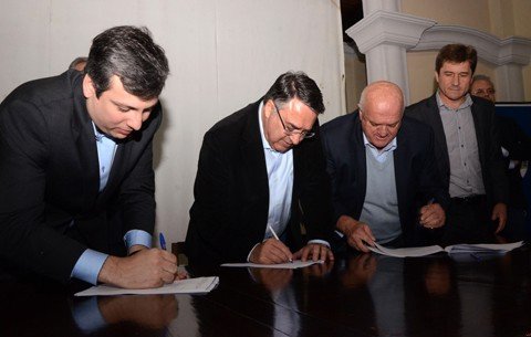 O governador Raimundo Colombo assinou ontem a liberação de R$ 2 milhões para a finalização das obras de construção da Arena Multiuso  -  Foto:Jaqueline Noceti/Governo SC/Divulgação/Notisul