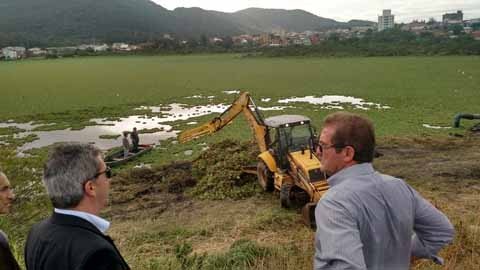 limpeza-na-lagoa-da-usina-e-iniciada-1 Os trabalhos começaram no lado leste e devem durar cerca de 30 dias - Foto:João Batista Coelho Júnior/Prefeitura de Imbituba/Divulgação/Notisul