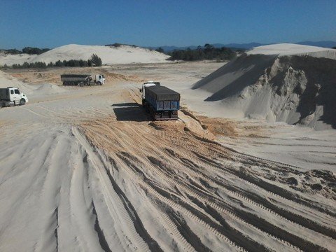 local-esta-em-processo-de-tombamento-1 Há quase um ano, a mineradora que retirava areia - há mais de dez anos - nas dunas da Ribanceira foi embargada - Foto:Liana Tobias/Divulgação/Notisul