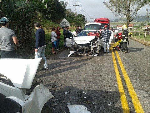 maioria-dos-acidentes-ocorre-nas-estaduais-1 Uma colisão frontal ocorreu ontem na SC-441 e deixou quatro pessoas feridas. Foto: Bombeiros voluntários de Jaguaruna/Divulgação/Notisul.