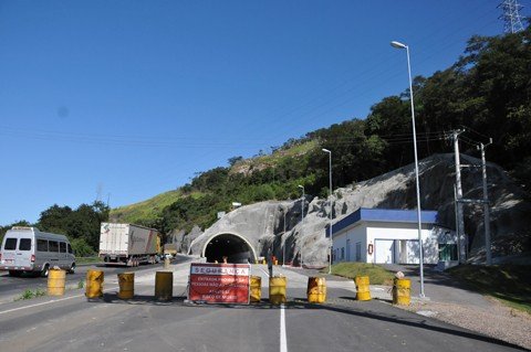 Durante o domingo o tráfego na  BR-101 no  Morro do Formigão ficou em meia pista para obras de pavimentação nos acessos ao túnel
