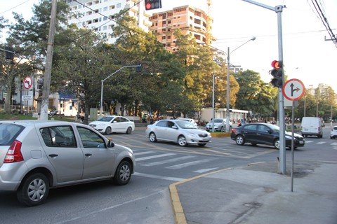 mobilidade-urbana-precisa-de-mais-investimentos-1 Em horários de pico, o trânsito na área central de Tubarão requer uma dose extra de paciência