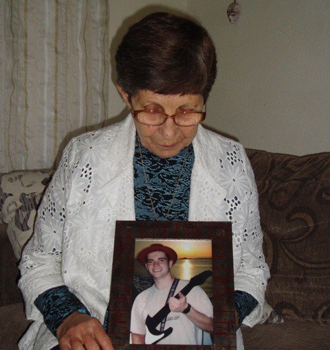 muitas-historias-interrompidas-1 Maria Filomena Souza Espíndola mostra a foto do filho Leandro, que teve a vida perdida na BR-101