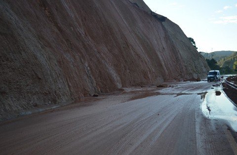obra-deve-passar-de-r-3-milhoes-1 O trecho está interditado e um veículo foi atingido por uma pedra ao passar pelo local na noite da última segunda-feira - Foto:Stéphanie Piava/Ligado no Sul/Divulgação/Notisul
