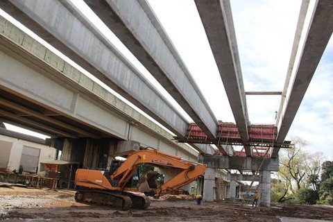 oito-vigas-sao-instaladas-1 As vigas dão suporte ao tabuleiro da pista elevada junto à cabeceira sul - Foto:Dnit/Divulgação/Notisul