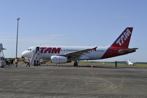 Os representantes da TAM afirmam que não deixarão de efetuar voos para os destinos em que operam atualmente -  Foto:RDL Aeroportos/Divulgação