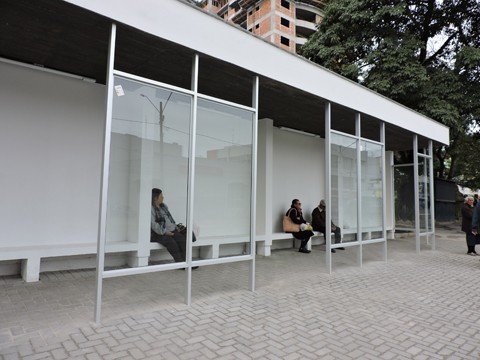 passageiros-podem-usar-novo-abrigo-1 O abrigo tem capacidade para 24 pessoas sentadas - Foto:Pamela Mendes/Prefeitura de Tubarão/Divulgação/Notisul