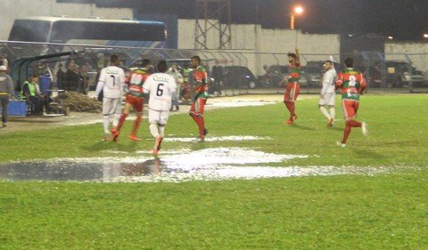 peixe-recebe-o-brusque-domingo-1 O Peixe venceu o último jogo no fim da partida. O campo encharcado prejudicou a disputa