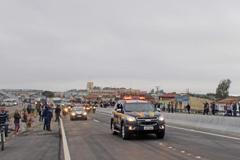 Em cada um dos sentidos da ponte, três carros da Polícia Rodoviária Federal (PRF) fizeram a  abertura para o tráfego  -  Foto:Elvis Palma/Divulgação/Notisul