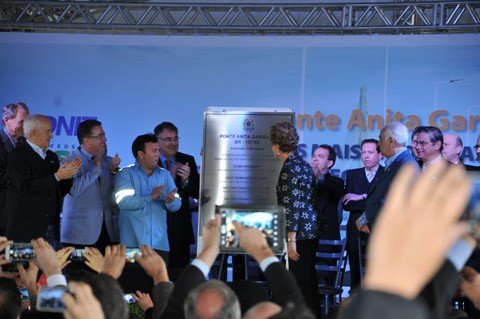 A presidente Dilma fez uma homenagem à catarinense Anita Garibaldi, que batiza a ponte, e foi citada como “um exemplo da corajosa mulher brasileira”  -   Foto: Silvana Lucas