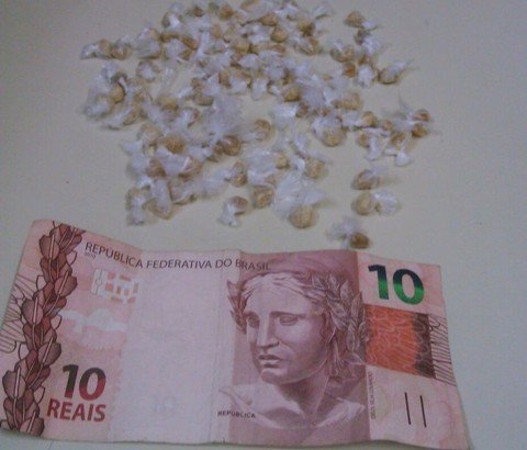 quatro-mulheres-sao-presas-com-drogas-1 Durante a madrugada de ontem, os policiais encontraram dois homens com 96 pedras de crack, na comunidade de Fábio Silva - Foto:Polícia Militar de Tubarão/Divulgação/Notisul