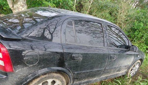 quatro-veiculos-sao-recuperados-1 O Astra preto, com placas de São Paulo, encontrado pelos policiais em uma matagal, possuía registro de furto - Foto:Polícia Militar de Tubarão/Divulgação/Notisul